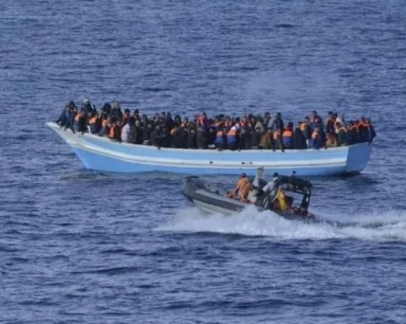 Откриха повече от 60 мигранти край гръцките острови Крит и Родос