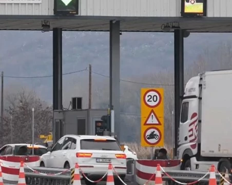 Задръствания край Кресна и по-високите тол такси посрещат туристите към Гърция