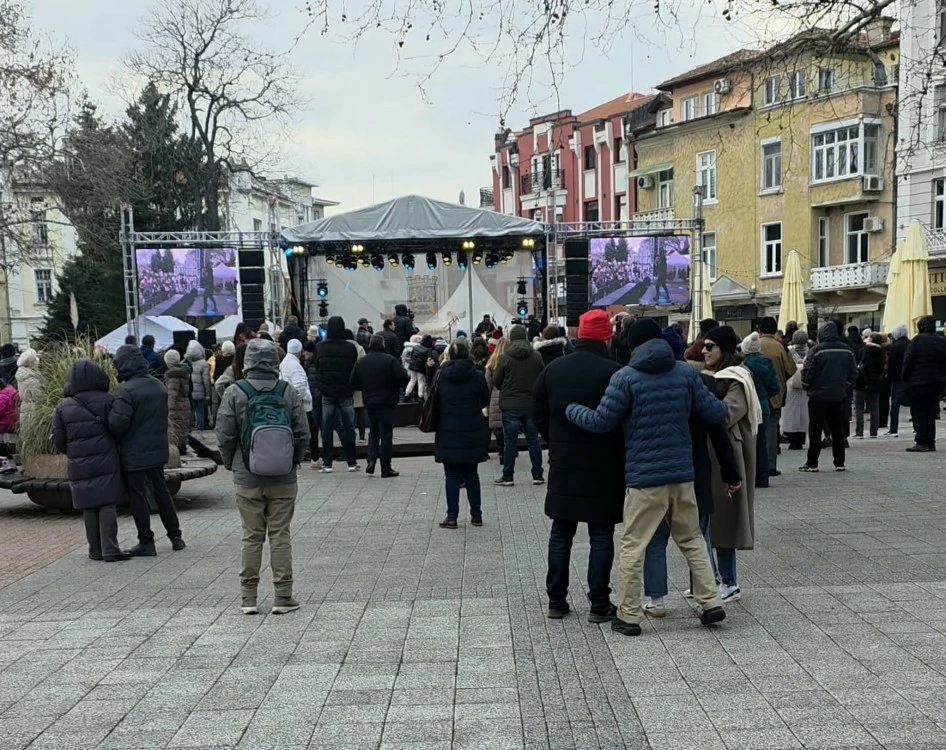 Пловдив си ти: деца месят хляб в Дондуковата градина, големите слушат Стефан Вълдобрев на площада
