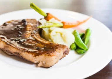 Предлагаме ви рецепта за вкусно ястие – пържоли с винен