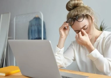 Екраните ни отвличат вниманието през целия ден оставяйки очите сухи