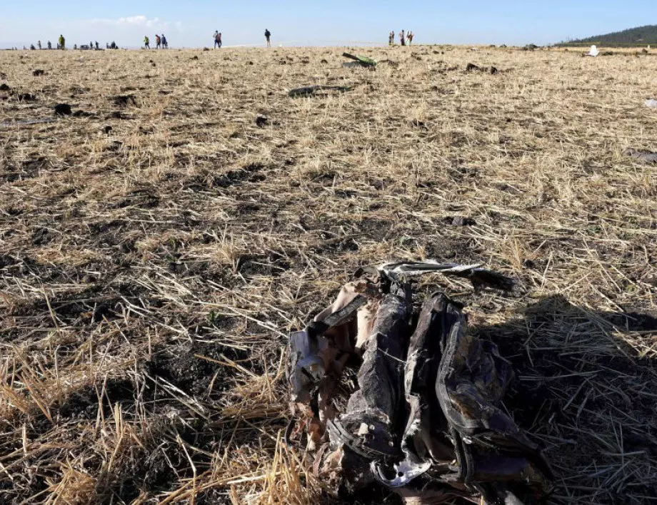 Откриха отломки на изчезнал самолет в Индонезия