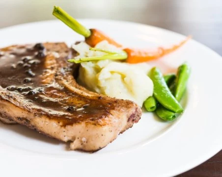 Пържоли с винен сос и кисели краставички