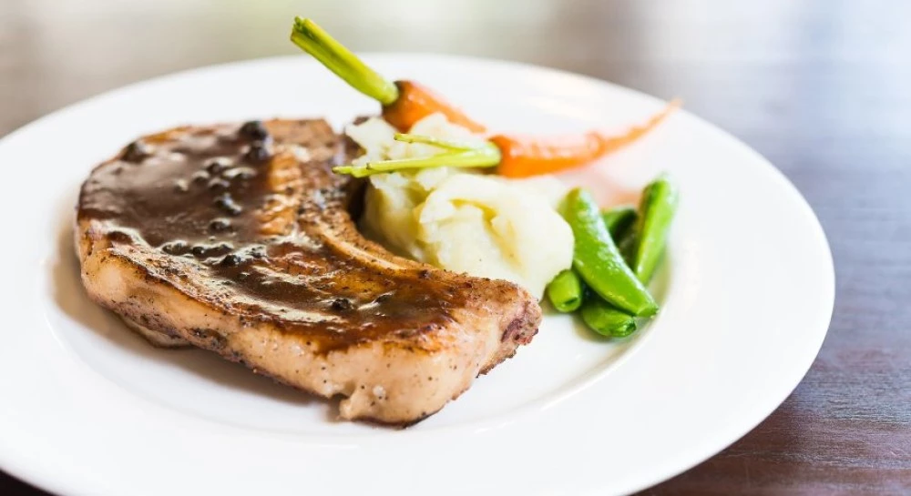 Пържоли с винен сос и кисели краставички