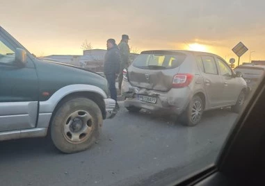 Две верижни катастрофи на Асеновградско затрудниха движението
