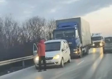 Катастрофа между камион и лек автомобил е станала на Околовръстното