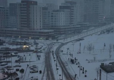 Силен снеговалеж засипа Истанбул по интензивно в европейските райони на