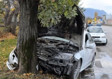 Тежка катастрофа в Пловдивско: Жена се заби в дърво, загина