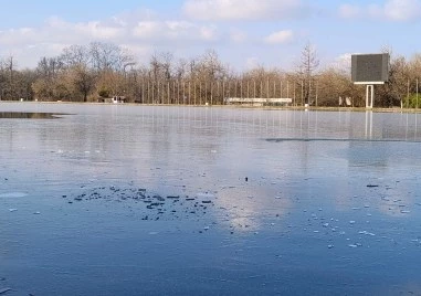 Властите с предупреждение: Гребният канал замръзна, не слизайте на леда