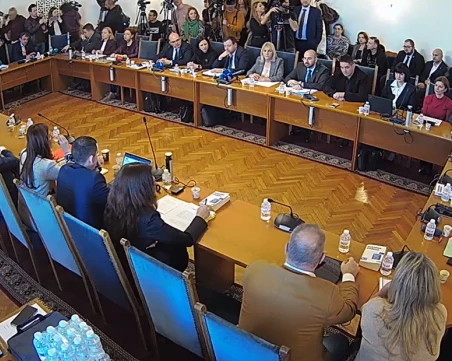 Демагогия: Докато призовават за масово гласуване, партиите ограничават вота