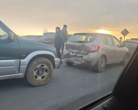 Две верижни катастрофи на Асеновградско затрудниха движението