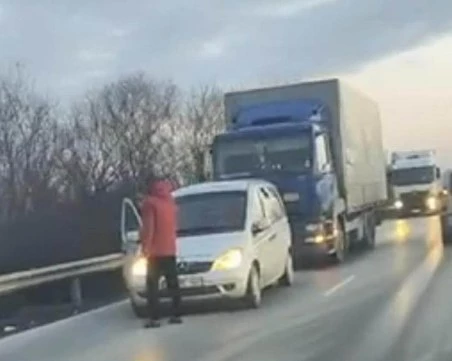 Катастрофа между камион и кола на Околовръстното на Пловдив предизвика километрична тапа