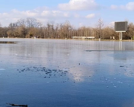 Властите с предупреждение: Гребният канал замръзна, не слизайте на леда