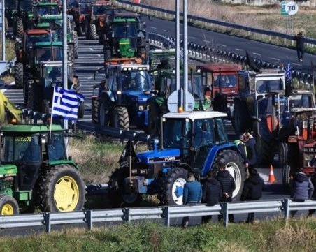 Земеделските производители от Гърция започнаха да се изтеглят от блокадите по границата