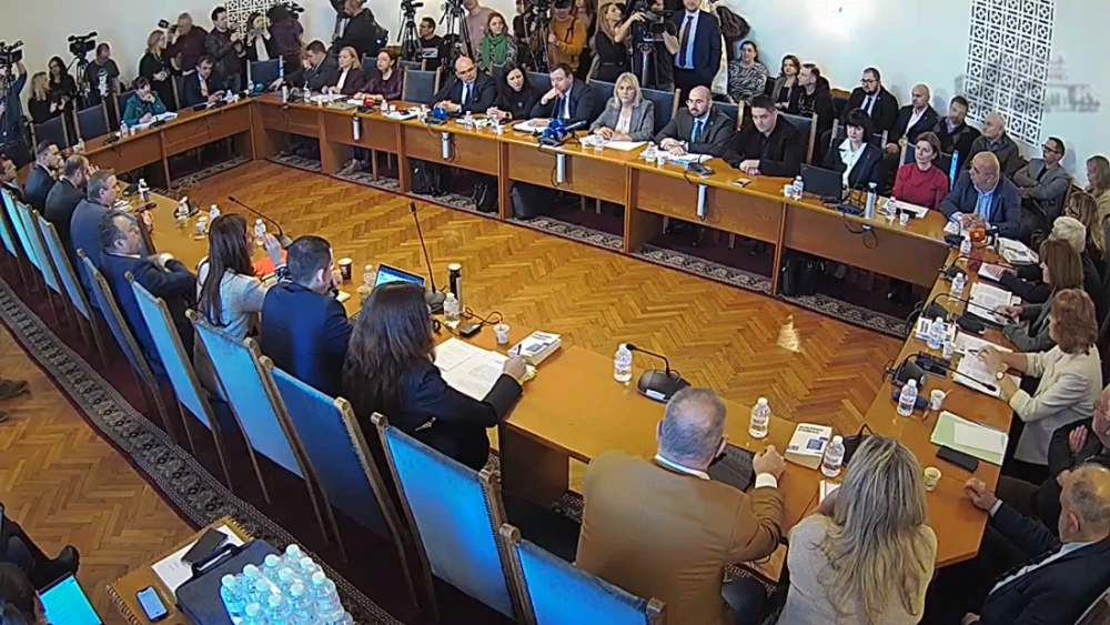 Демагогия: Докато призовават за масово гласуване, партиите ограничават вота