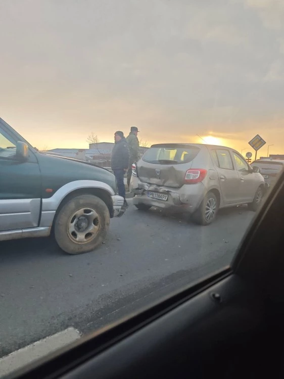Две верижни катастрофи на Асеновградско затрудниха движението