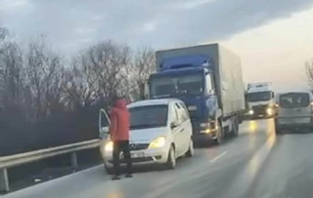 Катастрофа между камион и кола на Околовръстното на Пловдив предизвика километрична тапа