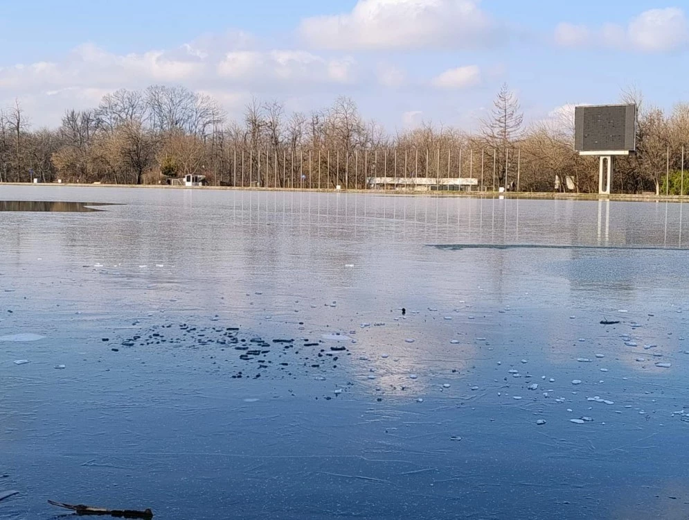 Властите с предупреждение: Гребният канал замръзна, не слизайте на леда