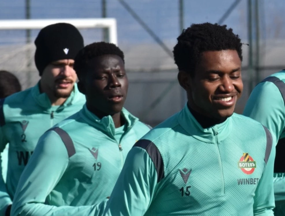 Защитник, който трябваше да бъде преотстъпен се завърна в Ботев