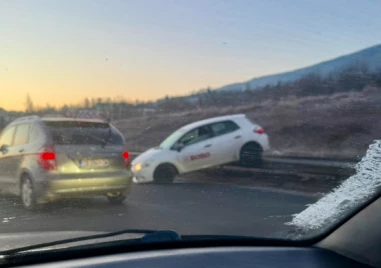 Кола върху мантинела затруднява движението по Околовръстното в София