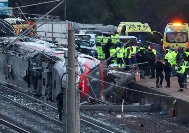 Продължават спасителните операции след тежката катастрофа между два влака в