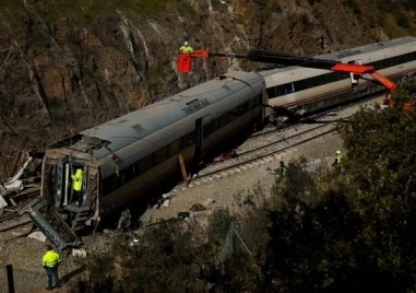 Спасиха оцеляло от тежката влакова катастрофа 6-годишно момиченце, семейството му загинало