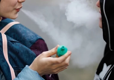 Тийнейджър е в болница след пет енергийни напитки и пушене на вейп