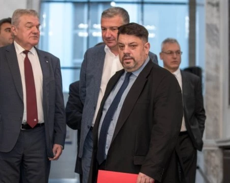 Четири партии напуснаха коалицията 