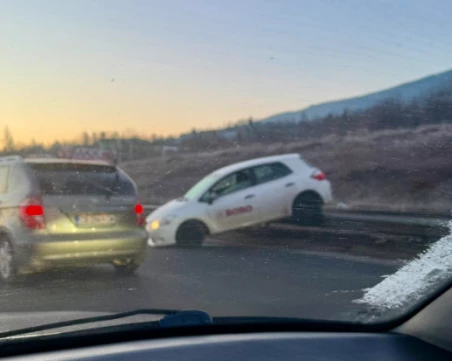 Кола върху мантинела затруднява движението по Околовръстното в София
