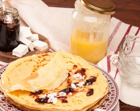 Лесна и бърза рецепта за палачинки с кисело мляко