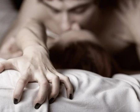 Най-нехаресваната секс поза според жените – и защо мъжете я обожават