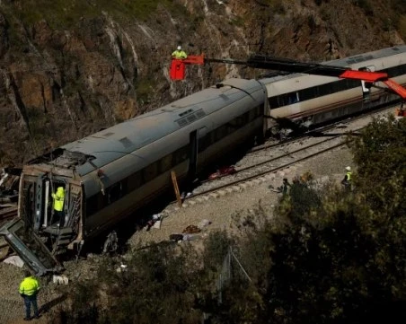 Спасиха оцеляло от тежката влакова катастрофа 6-годишно момиченце, семейството му загинало