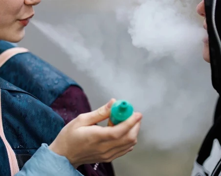 Тийнейджър е в болница след пет енергийни напитки и пушене на вейп