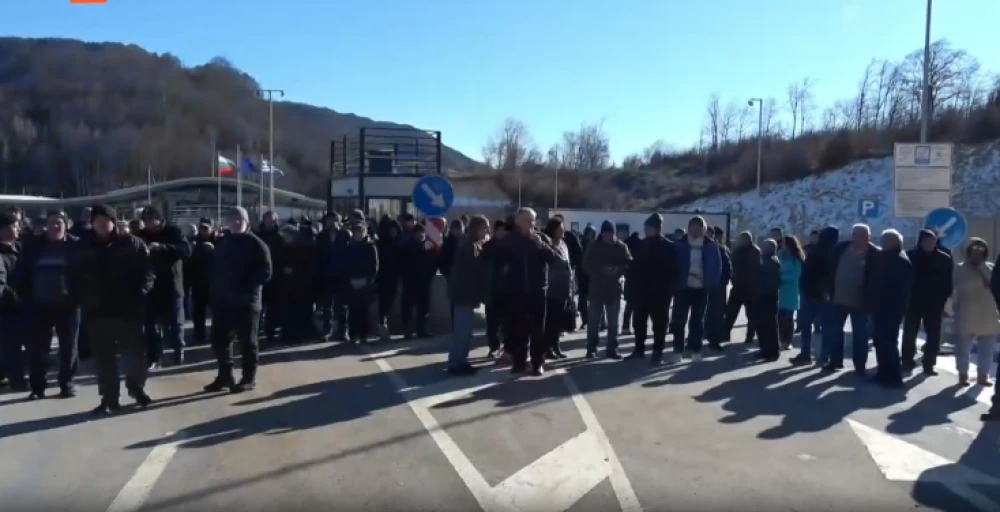 Автомобилите тръгнаха през граничния преход 