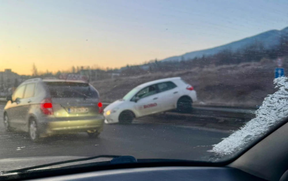 Кола върху мантинела затруднява движението по Околовръстното в София