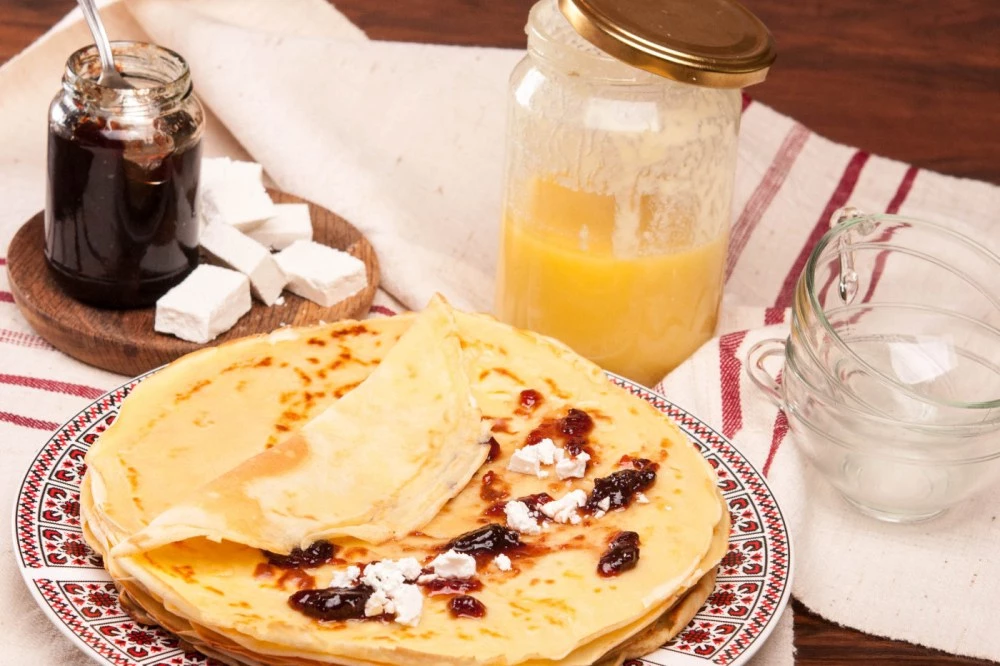 Лесна и бърза рецепта за палачинки с кисело мляко