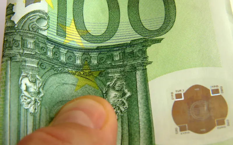 Мъж опита да плати сметката за водата в Монтанско с фалшиви 100 евро