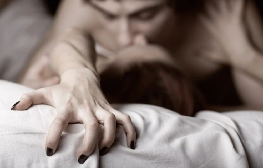 Най-нехаресваната секс поза според жените – и защо мъжете я обожават