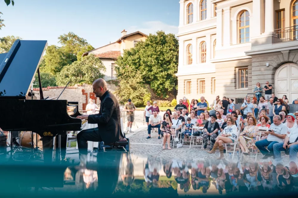 Открит театър и детска площадка ще има в двора на Градската галерия в Стария град