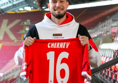 Пловдивският футболист и национал Атанас Чернев официално премина в един от