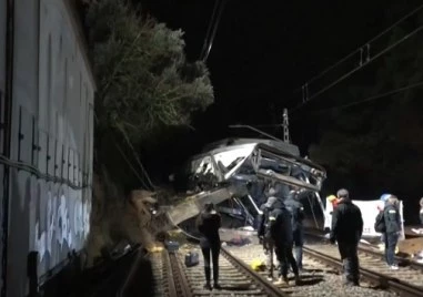 Пътнически влак дерайлира в Испания рано тази сутрин загинал е