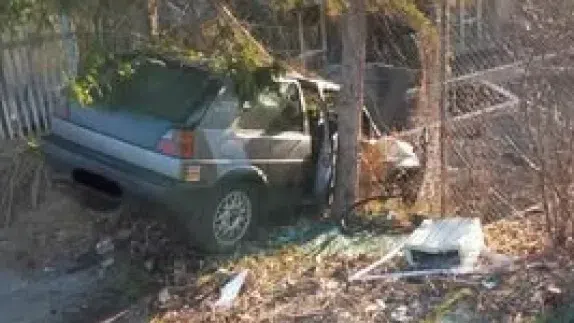Шофьор се заби в телена ограда след гонка с полицията