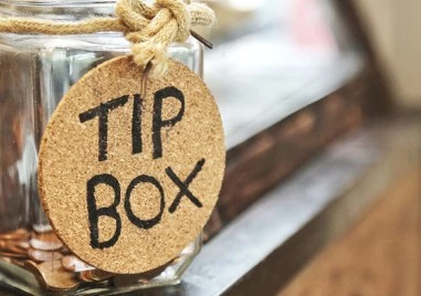 Тийнейджър открадна 1 000 лева от буркан за бакшиши съобщиха от полицията