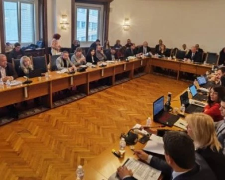 На среднощно заседание: Правната комисия гласува промените в Изборния кодекс