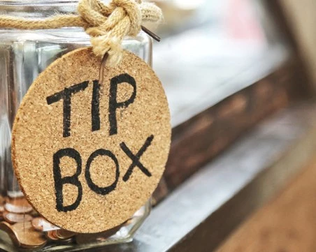 Тийнейджър от Пловдив открадна 1 000 лева от буркан за бакшиши