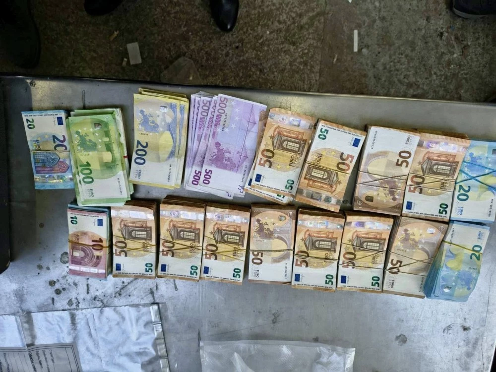 Служители на ГДБОП задържаха двама български граждани, установени да пренасят