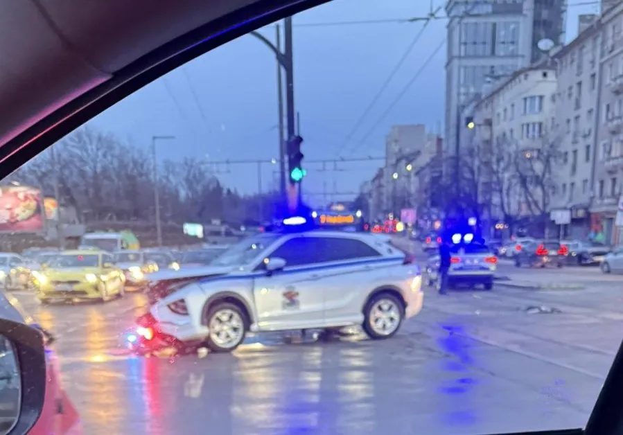 Челен сблъсък между патрулка и кола на Столична община в София ВИДЕО
