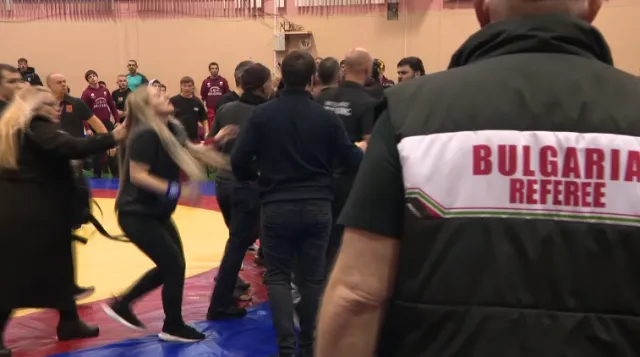 Хаос в Сливен! Борец подивя и получи юмрук от съдийка
