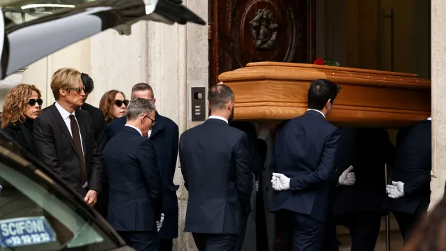 Рим отдава последна почит на легендарния Валентино