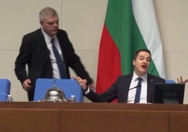 Божанков седна на председателското място в НС и удари звънеца преди да го изгонят